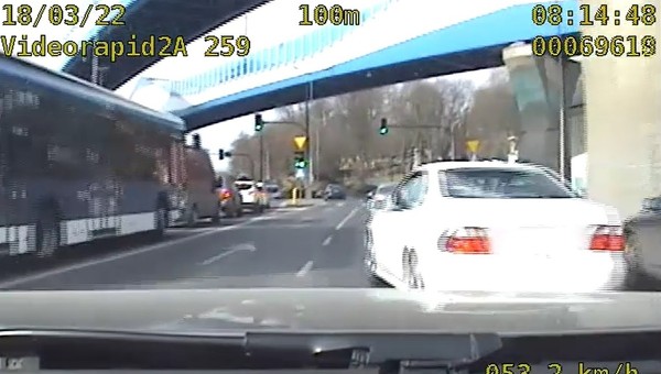 Wjechał rozpędzonym autem tuż przed nieoznakowany radiowóz. Gorzko pożałował [WIDEO]