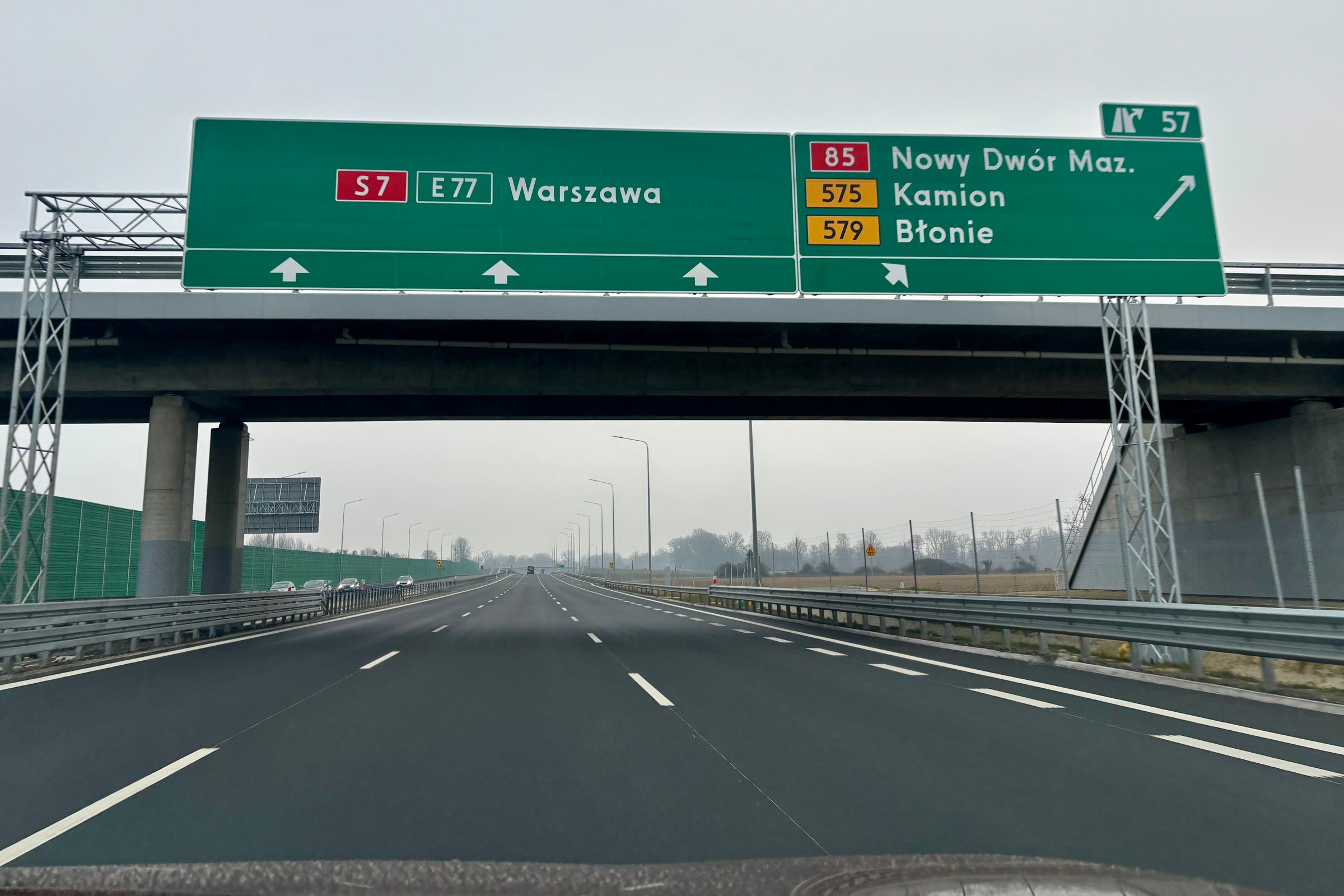 Otworzyli trzeci pas na S7, a w komentarzach burza. Czy można jechać środkowym?