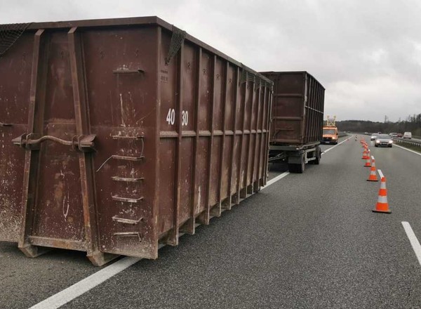 Zostawił niemałą niespodziankę dla kierowców na S8. Policja musiała zwęzić trasę