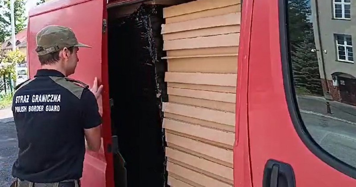 Straż Graniczna zatrzymała auto z pudełkami od pizzy. W środku były papierosy