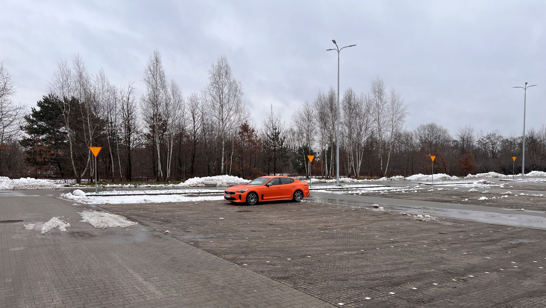 Pusto, szaro i smutno: bez Kii Stinger 3.3 V6 nie będzie już tak kolorowo