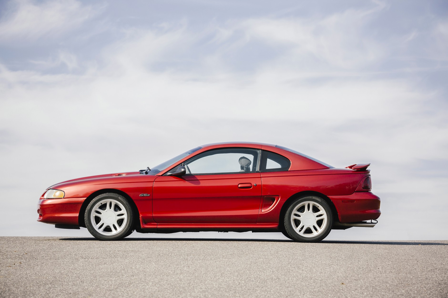 W powiększeniu, po znaczkach widać, że to Mustang. Bez nich trudno byłoby zgadnąć.