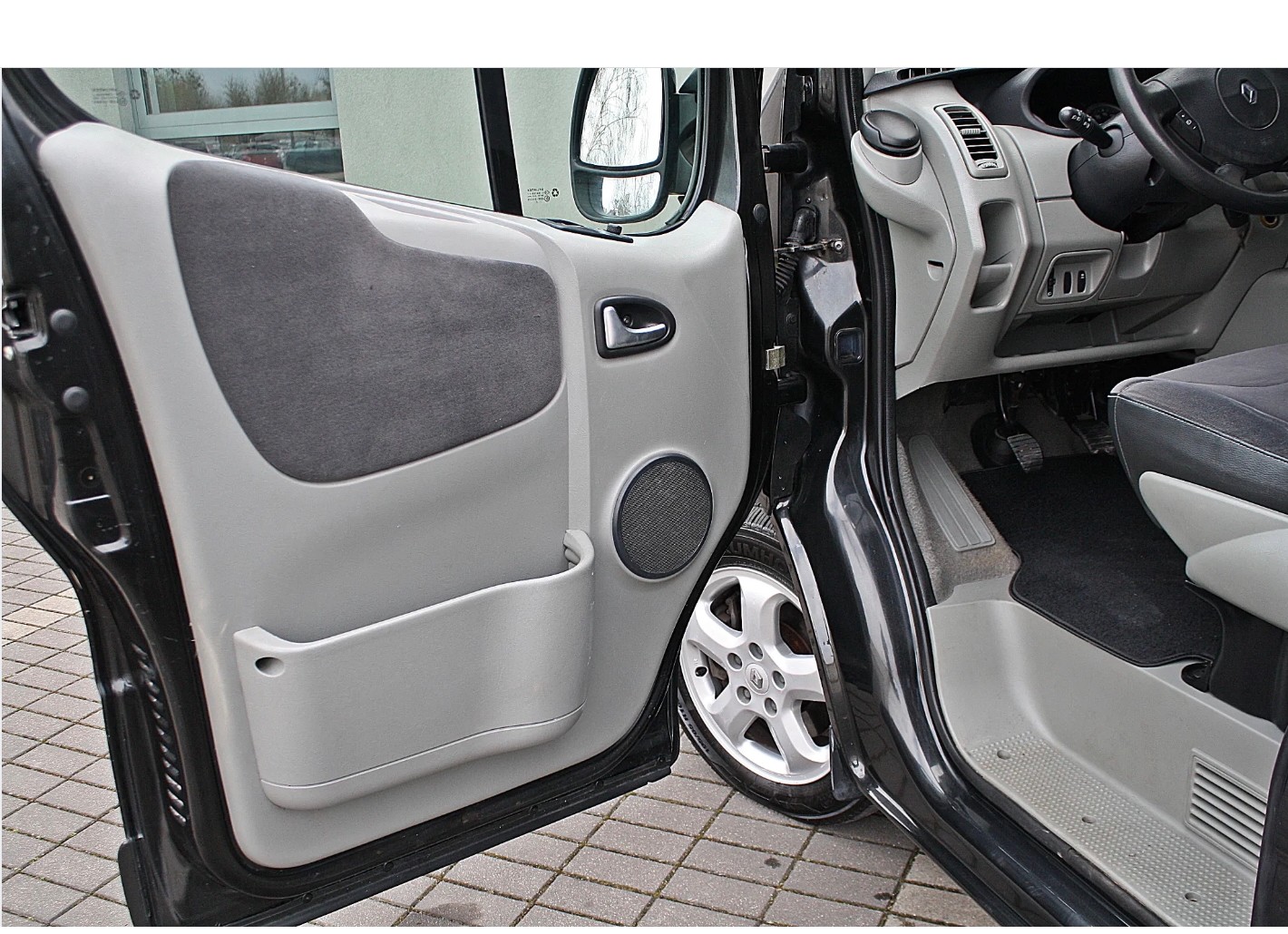 O ile z zewnątrz auto wyglądało na żywo znacznie gorzej niż w ogłoszeniu, to już w środku widać detailingowy kunszt. Pięknie uprane wnętrze, szkoda, że chyba nie do końca dobrze wysuszone.