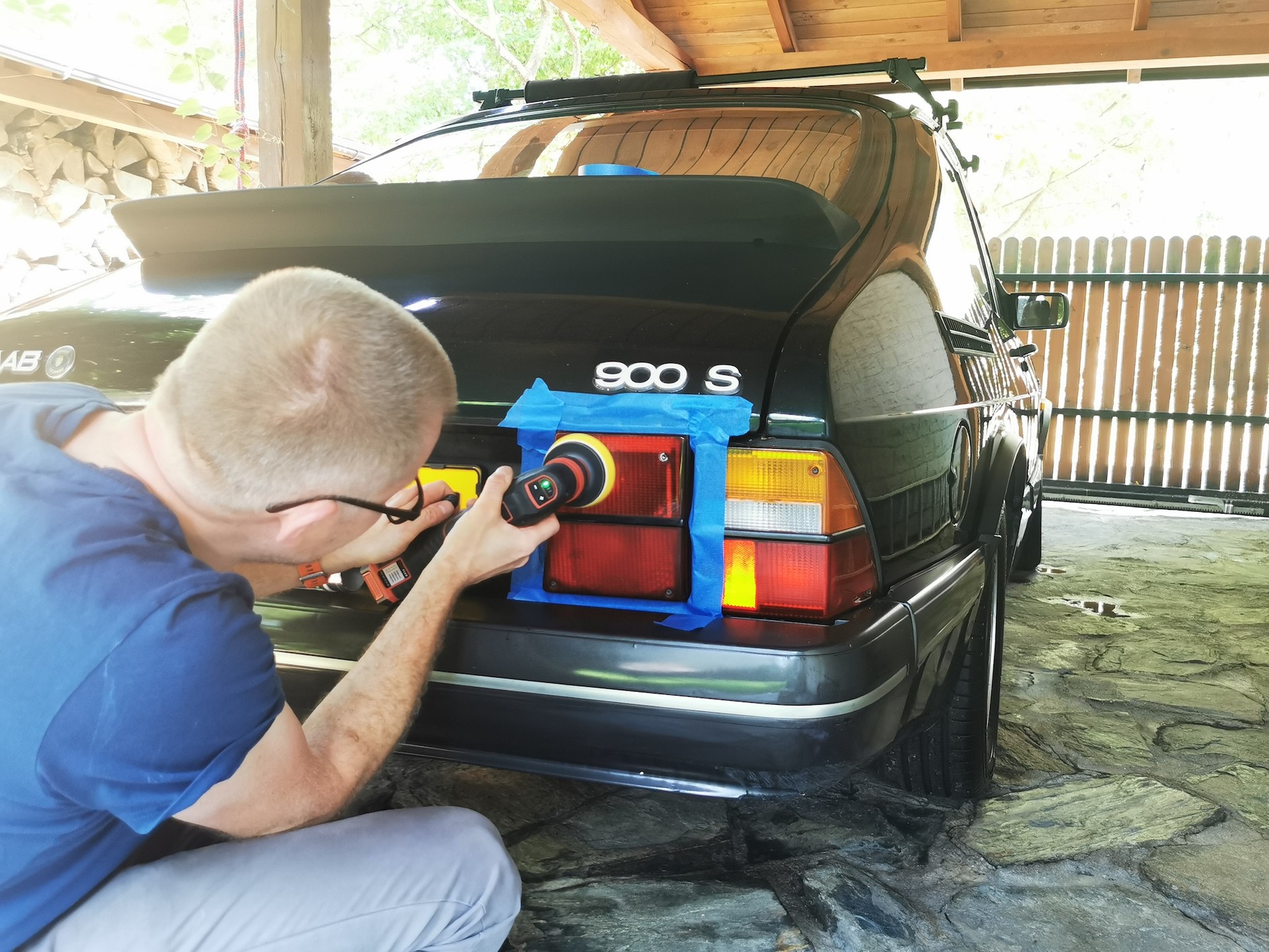 Polerowanie tylnych lamp: polerka elektryczna przyspiesza pracę, ale zwiększa też ryzyko przegrzania powierzchni