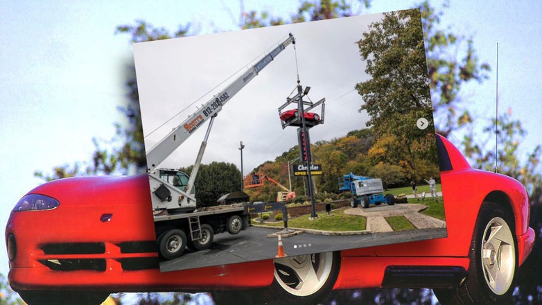 Fabrycznie nowy Dodge Viper przestał na słupie 28 lat jako reklama