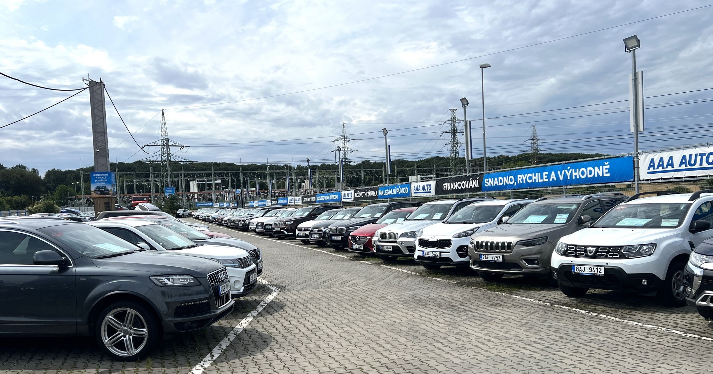 Salon sprzedaży samochodów używanych AAA Auto w czeskiej Pradze w dzielnicy Dolni Chabry