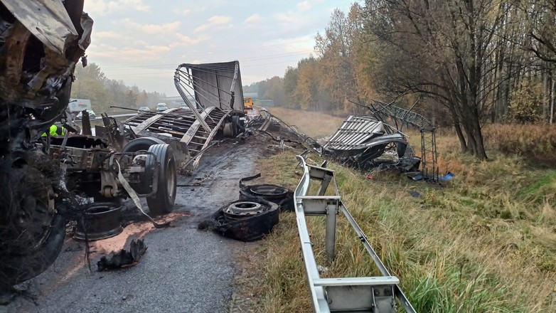Po tragicznym wypadku i pożarze ciężarówki na autostradzie A4 trzeba było zamknąć dwa pasy ruchu