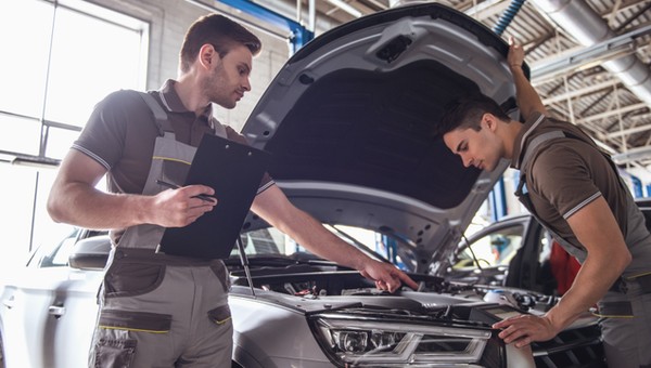 Dlaczego wymiana nawet drobnej części we współczesnych autach jest taka droga? Mechanicy mówią o ADAS