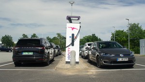 Superdrogie elektryki niedługo będą warte grosze. Wszystko przez chińskie baterie