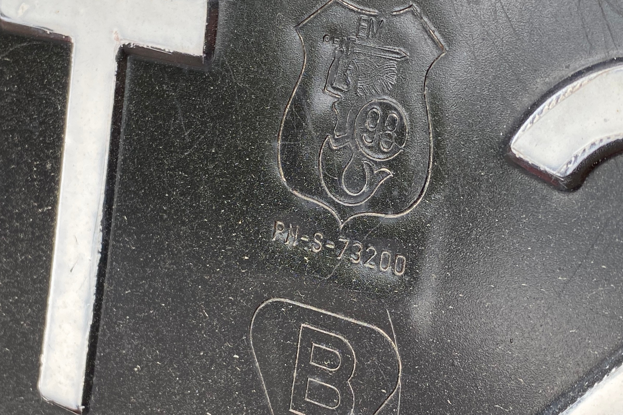 Nowe auta z czarnymi tablicami rejestracyjnymi? Takimi zachowaniami kierowcy mocno ryzykują