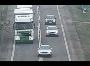 Policja kontrolowała kierowców za pomocą drona. Efekt? 11 mandatów w dwie godziny