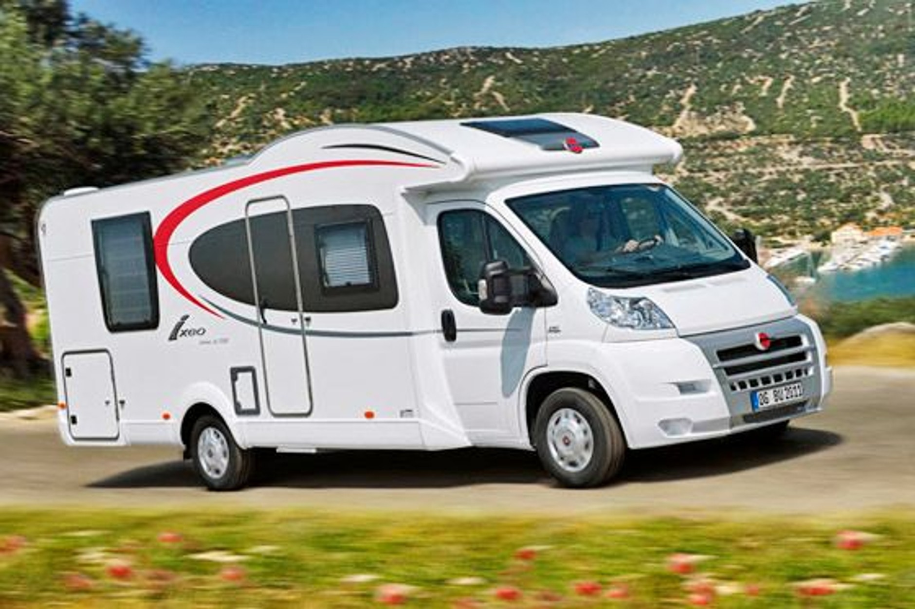 Firma Bürstner wymyśliła na wpół zintegrowane kampery. Na targach  Caravan Salon 2010 w Düsseldorfie ...