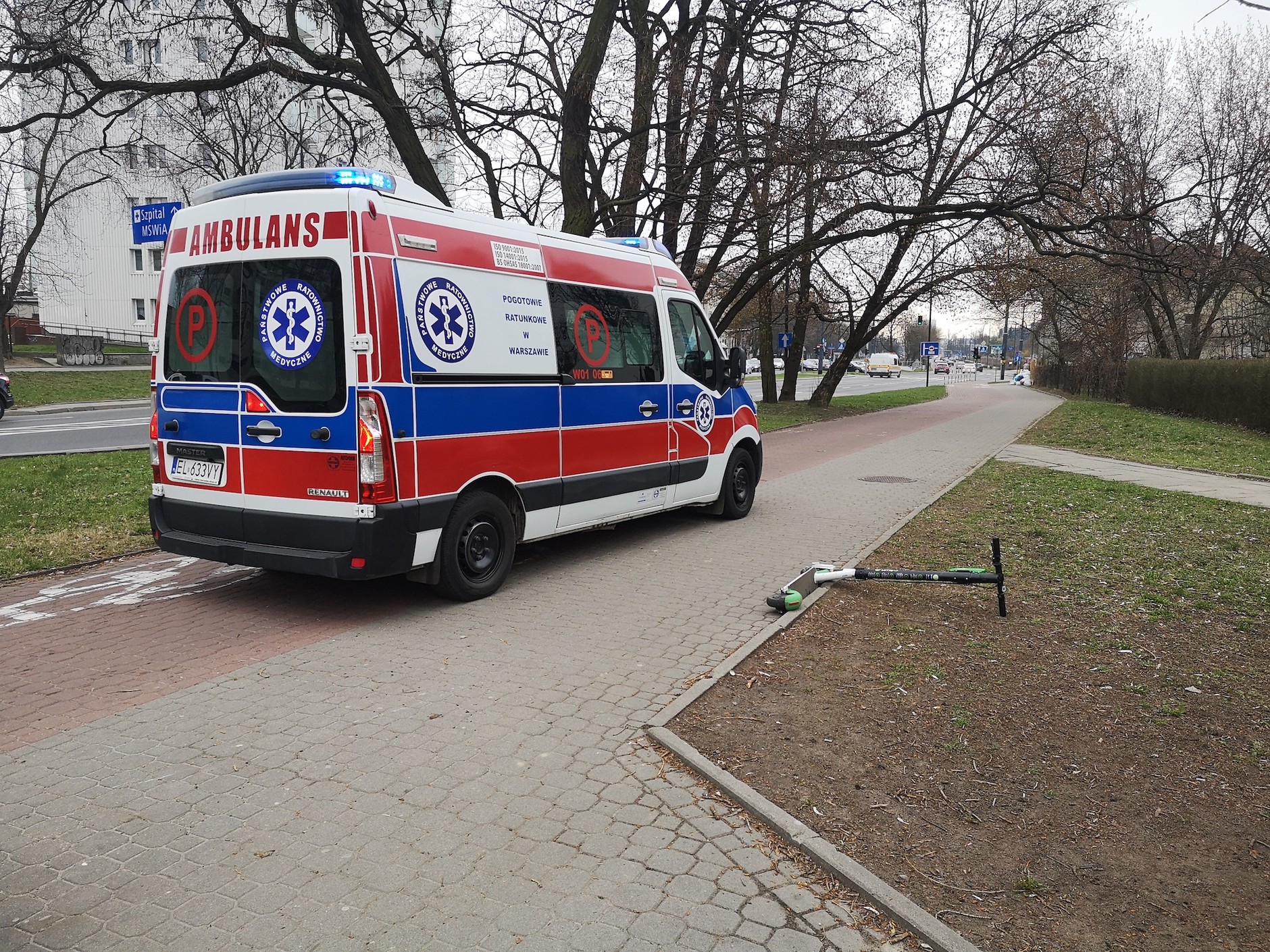 Hulajnoga elektryczna jest niebezpiecznym środkiem transportu (prędkość, małe kółka) – bardziej niebezpieczny jest chyba tylko monocykl elektryczny bez kierownicy