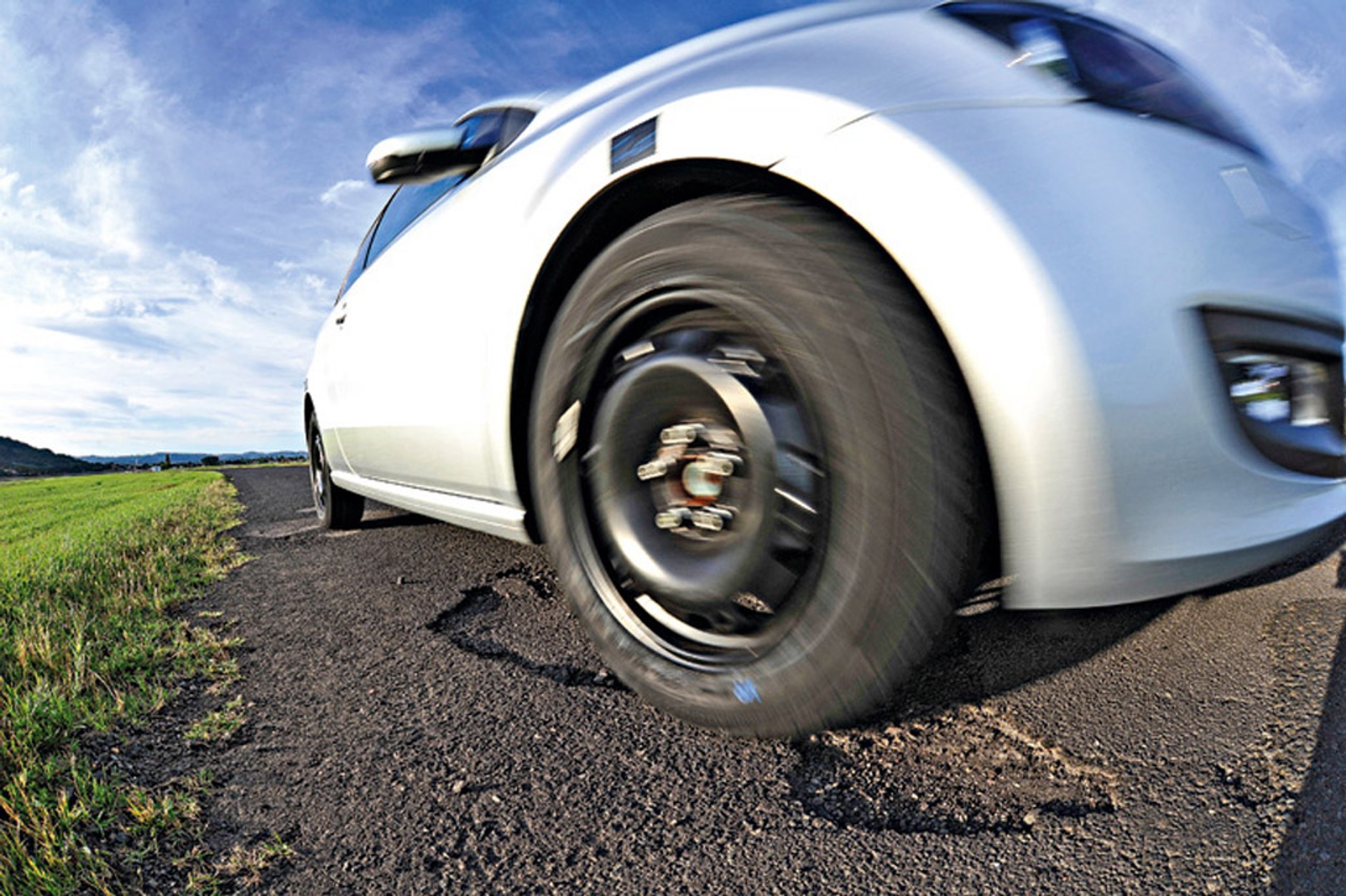 Czy istnieją opony nadające się do jazdy w każdych warunkach pogodowych?