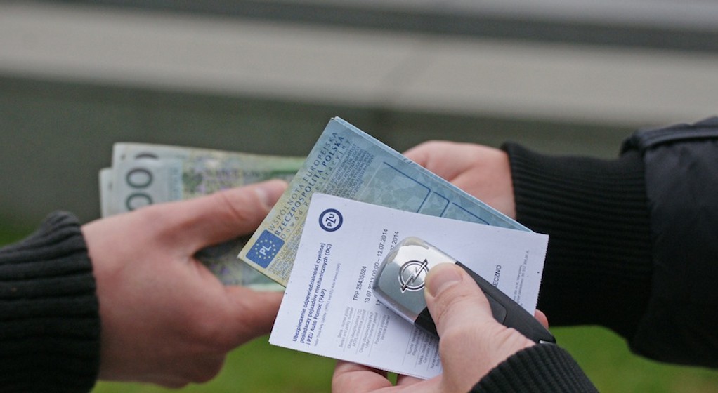 Sprzedajesz auto. A co z polisą OC?