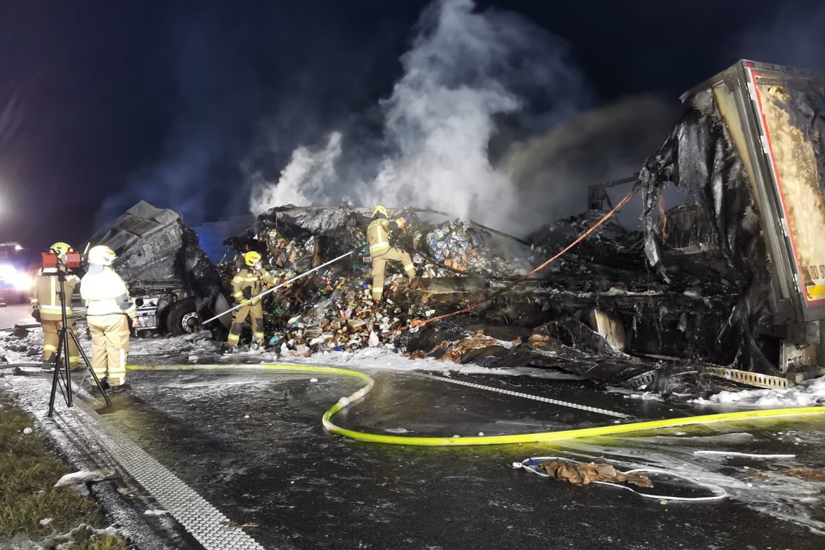 Na autostradzie A1 spłonęły dwie ciężarówki. Trzy osoby zostały ranne [ZDJĘCIA]