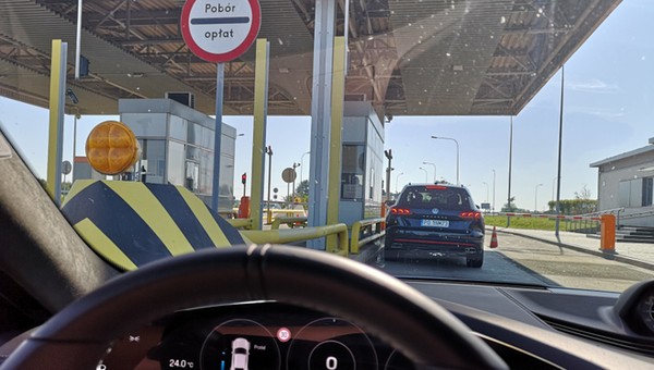 Kierowcy elektryków zwolnieni z opłat za autostrady do końca wakacji. Jest jeden haczyk