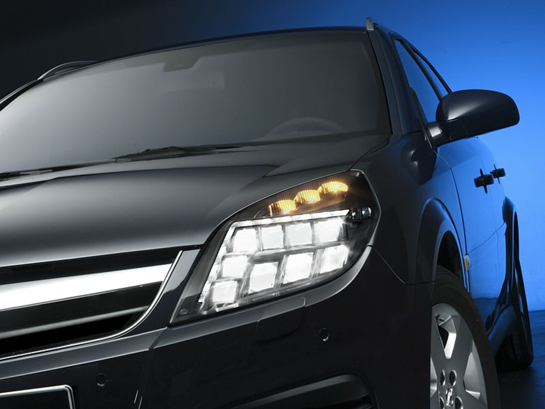 Hella: Ulepszona technika LED w tylnych oraz przednich lampach