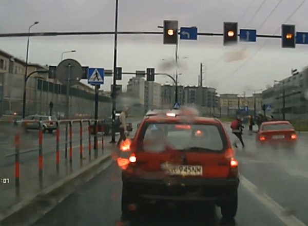 Piesza wbiegła przed pędzące BMW - cud, że nikt nie zginął