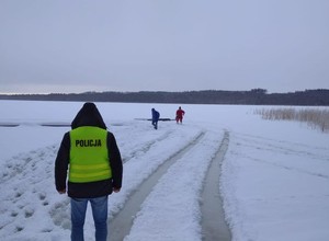 Wjechał autem na zamarznięte jezioro - i tyle go widzieli