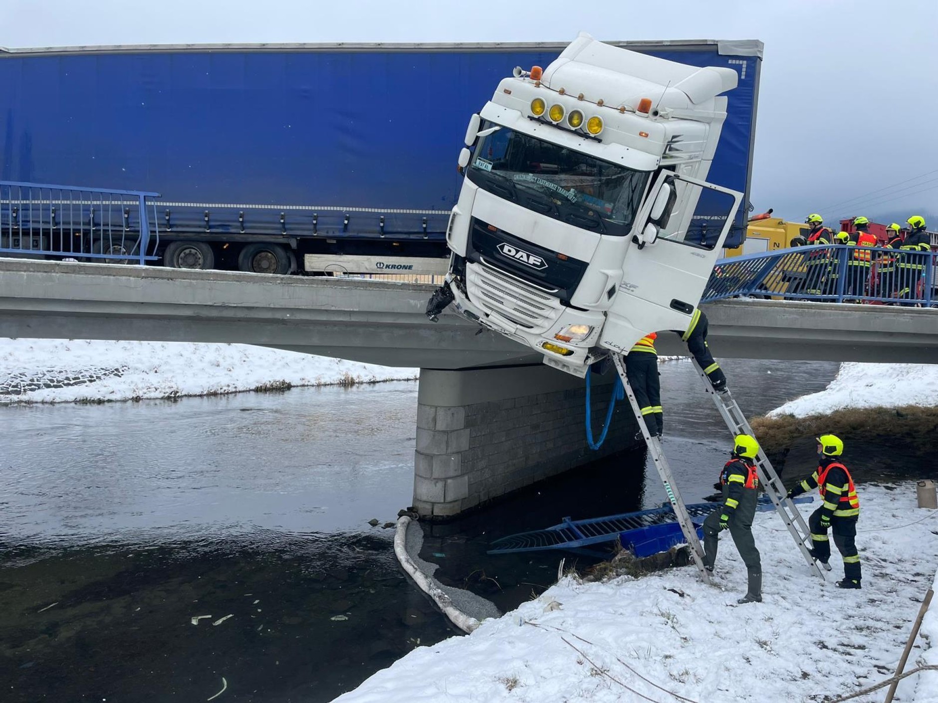 Przebił bariery i zawisł na moście. Polski kierowca ciężarówki miał wiele szczęścia