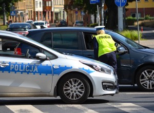 Nawet 500 zł kary za jazdę w okularach. Warto sprawdzić swoje prawo jazdy