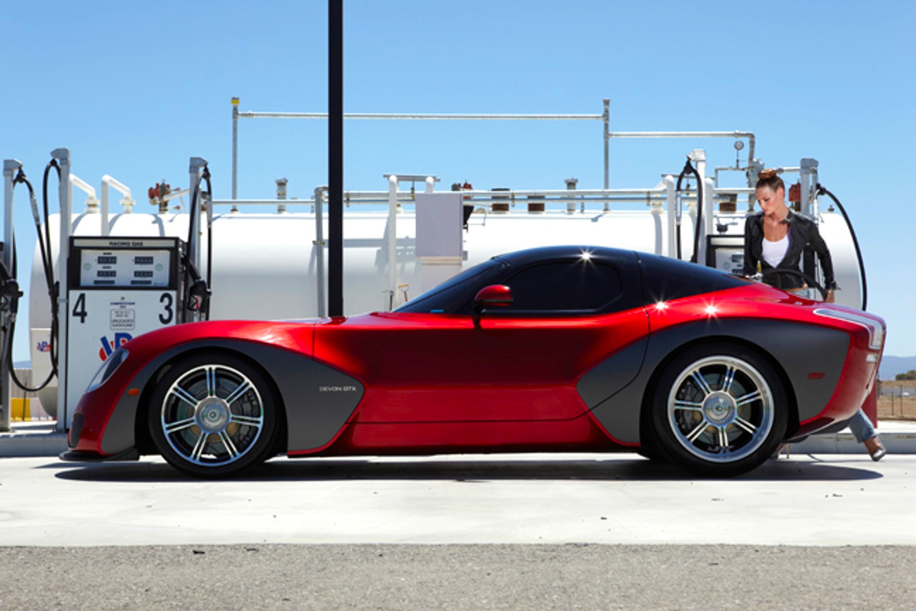 Kim jest ta kobieta? I co to za auto?