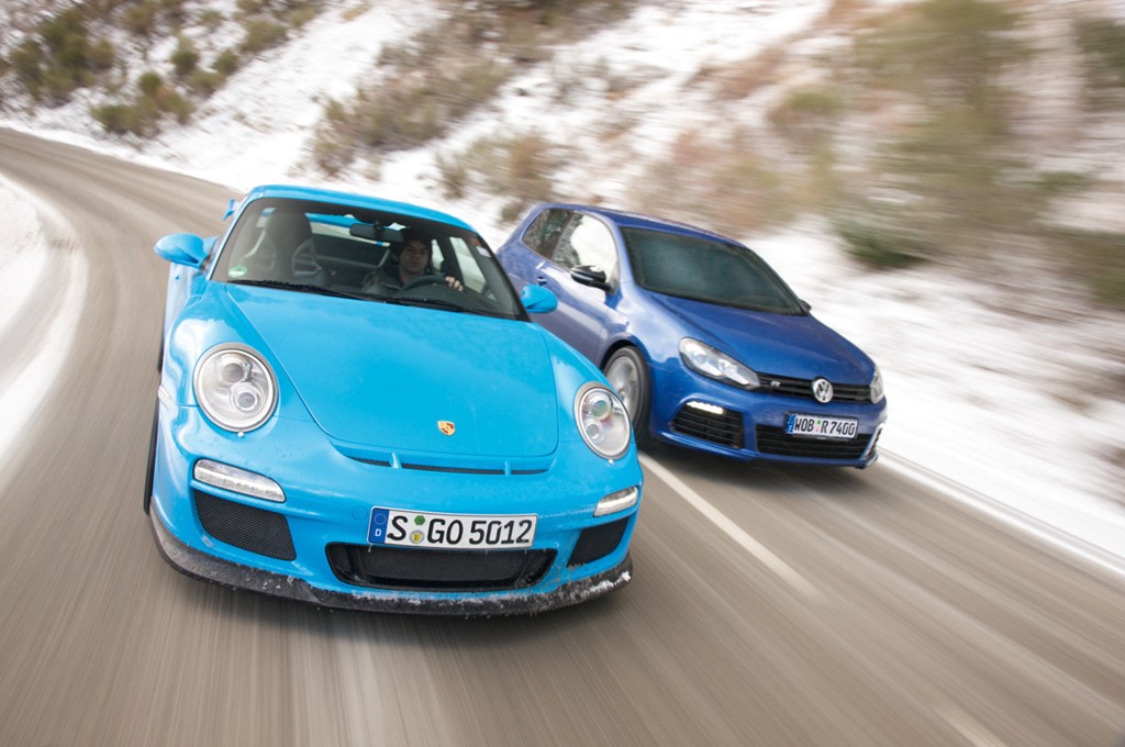 Gorący taniec na lodzie - Porsche 911 GT3 kontra VW Golf R