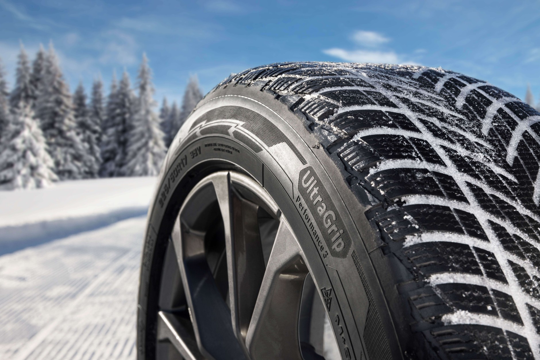 Opony zimowe z górnej półki, takie jak Goodyear UltraGrip Performance 3, oferują mocne osiągi i pewność prowadzenia podczas jazdy w zimowych warunkach