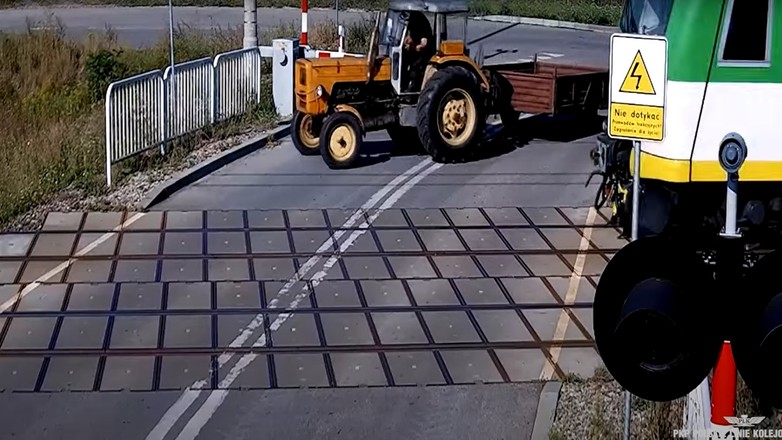 Ciągnik rolniczy ominął rogatki tuż przed rozpędzonym pociągiem