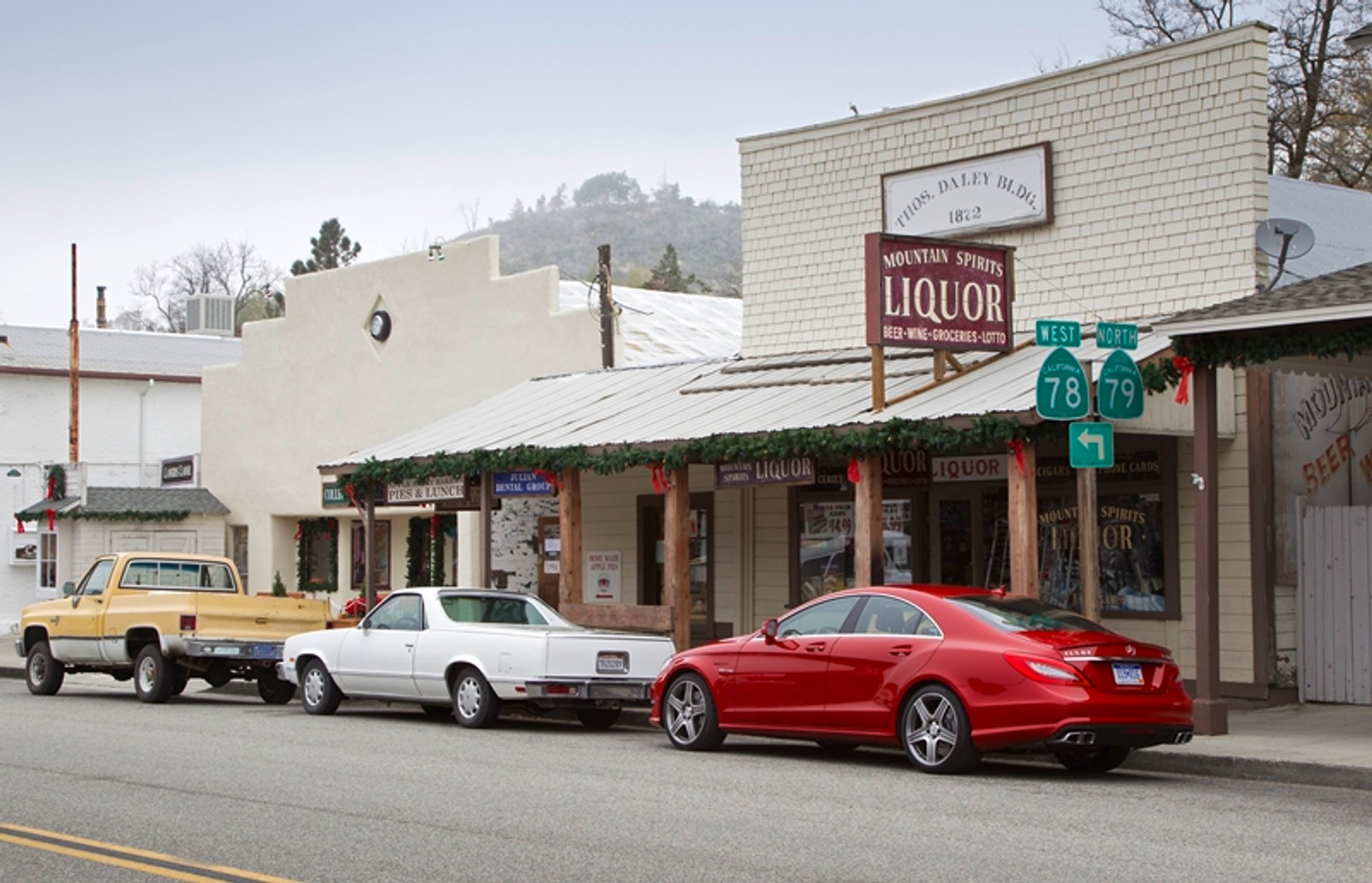 Mercedes CLS63 AMG ma rozdwojoną jaźń i świetnie wychodzi na zdjęciach
