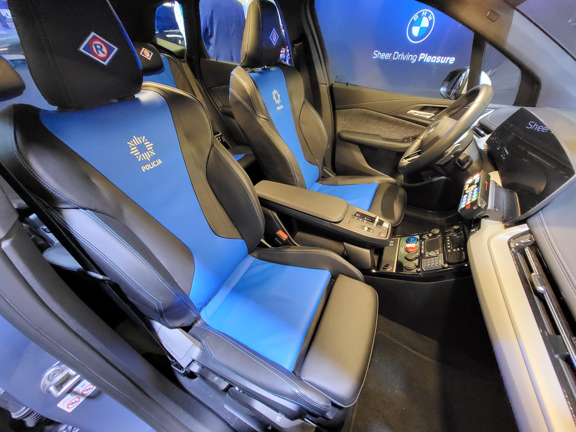 Wszystko jasne. Ten egzemplarz BMW został przygotowany specjalnie dla policji. Na oparciach policyjne logo, na zagłówkach emblematy Wydziału Ruchu Drogowego.