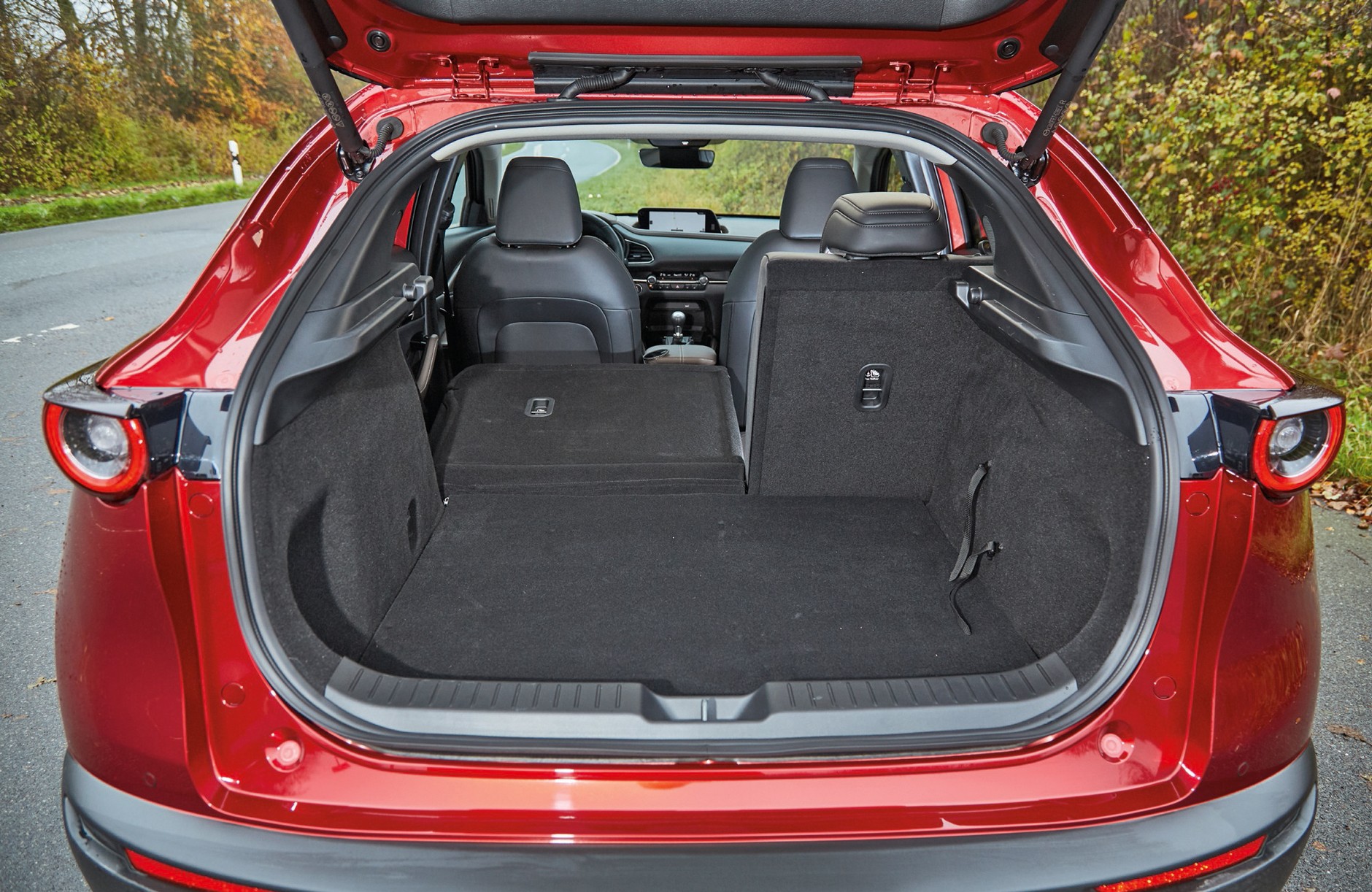 Porównanie 4 par SUV-ów: Mazda, Mitsubishi, Jeep i Volkswagen.