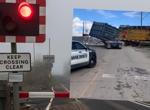Potężna ciężarówka utknęła na torach. Policjanci mogli się tylko przyglądać [WIDEO]