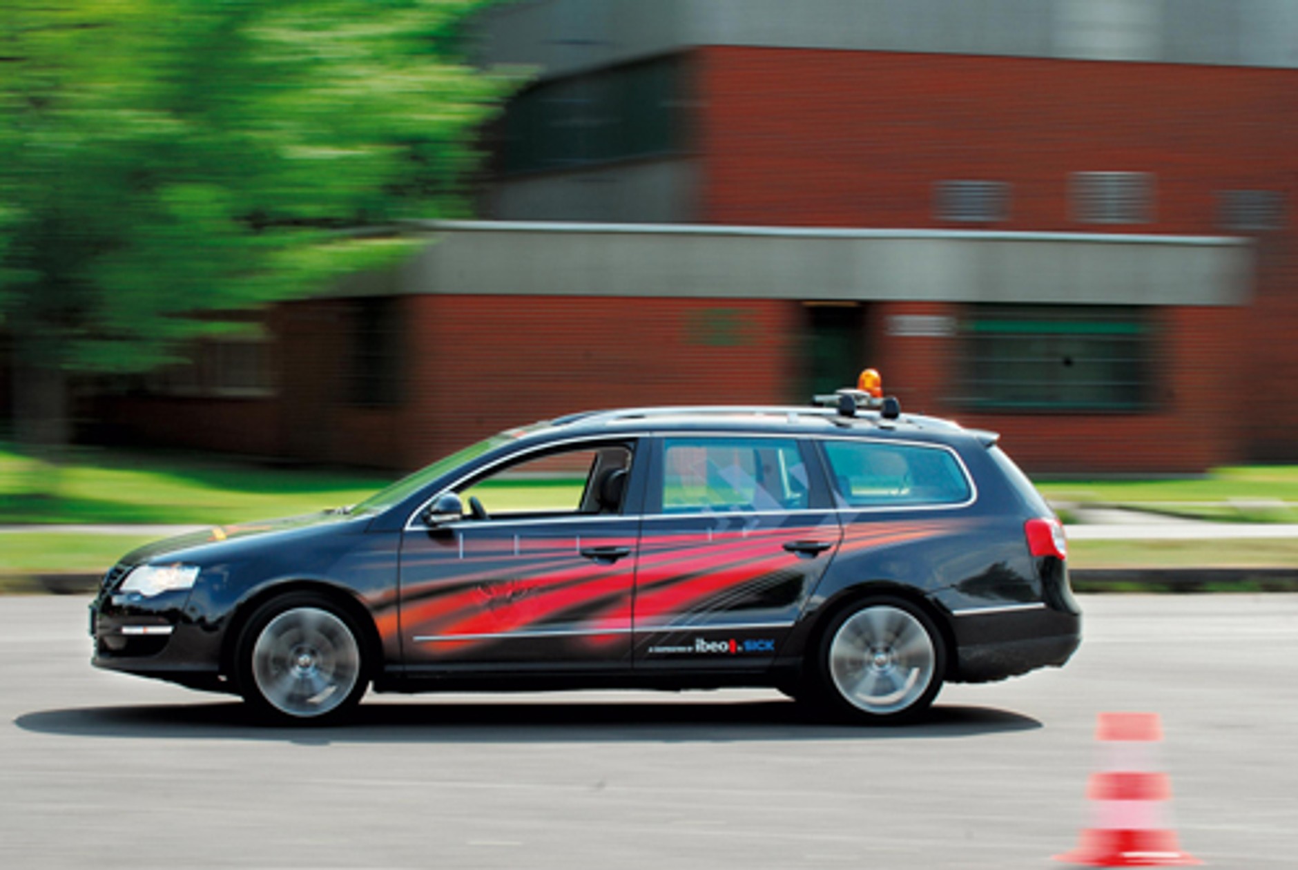 Samochód zna drogę