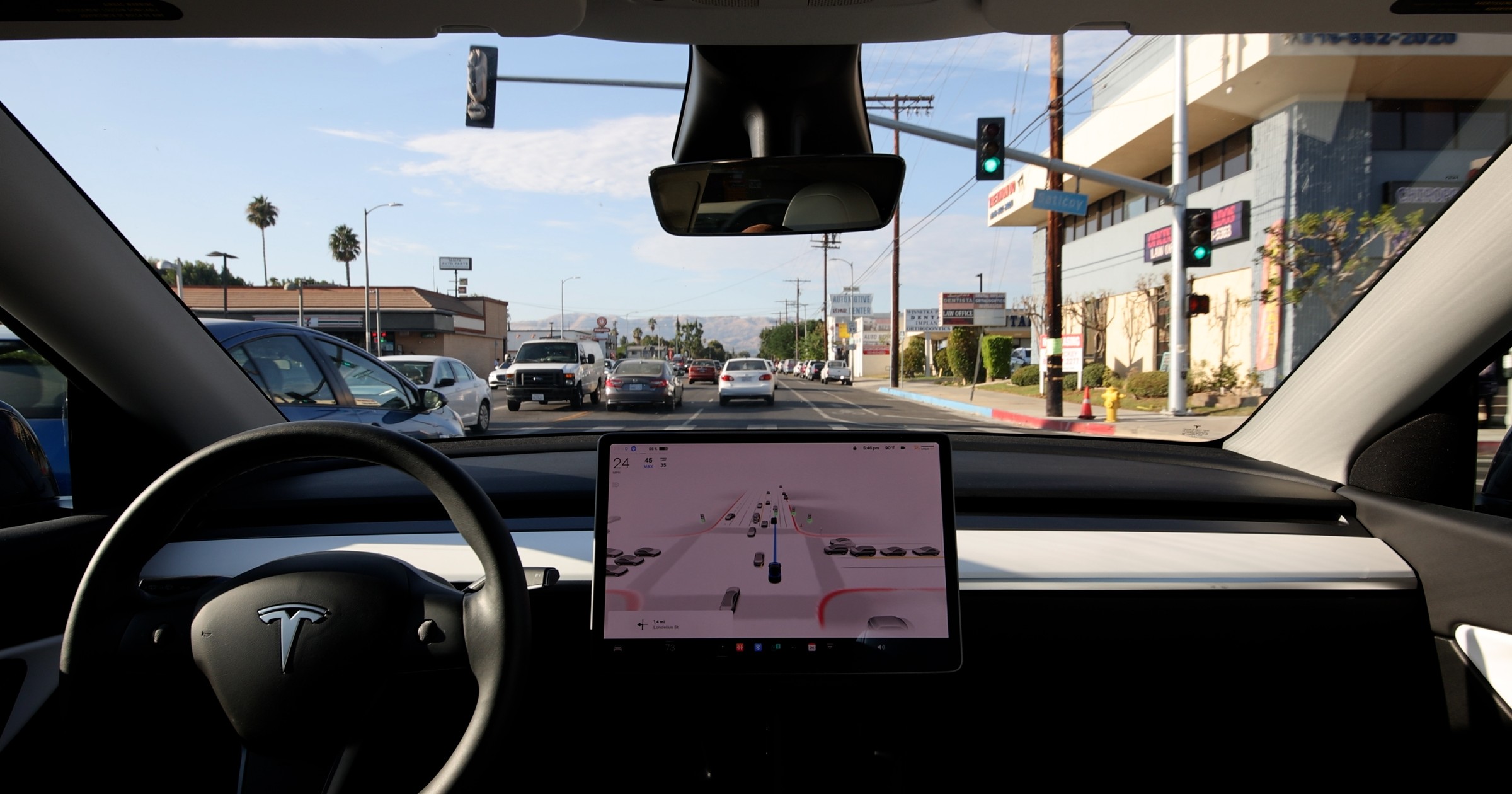 FSD w Tesli jest takl zaprogramowany, że może wyręczać kierowcę przez długi czas