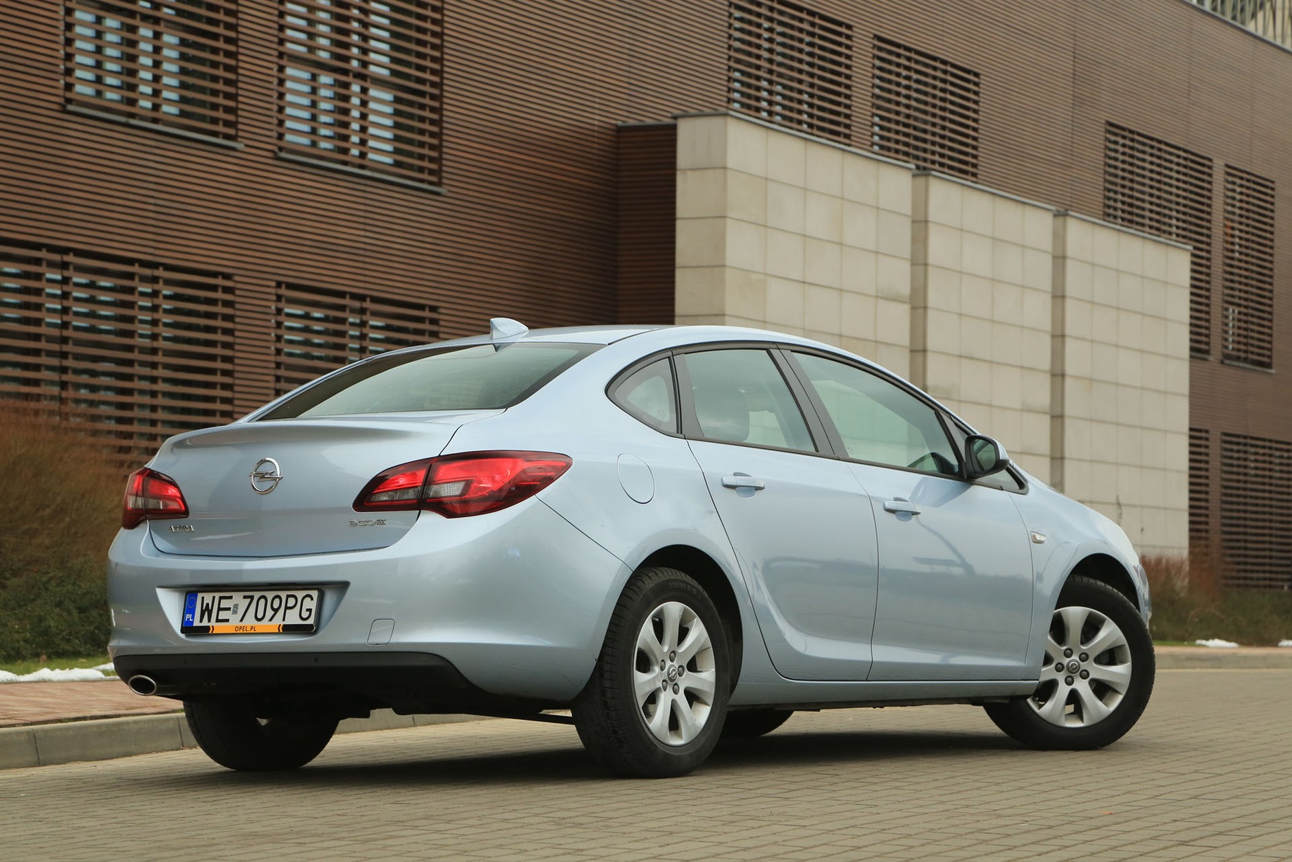 Opel Astra 1.4 Turbo LPG - nocny sedan zasilany gazem