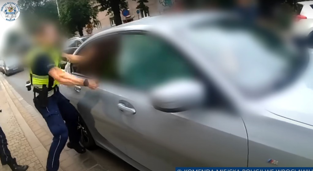 Zatrzymanie kierującej wymagało wybicia szyby w samochodzie