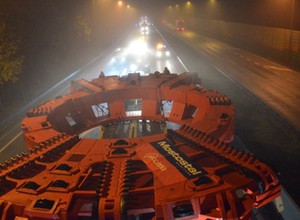 Gigant zjechał z A1 na drogę S8. Transport TBM kieruje się w stronę Warszawy
