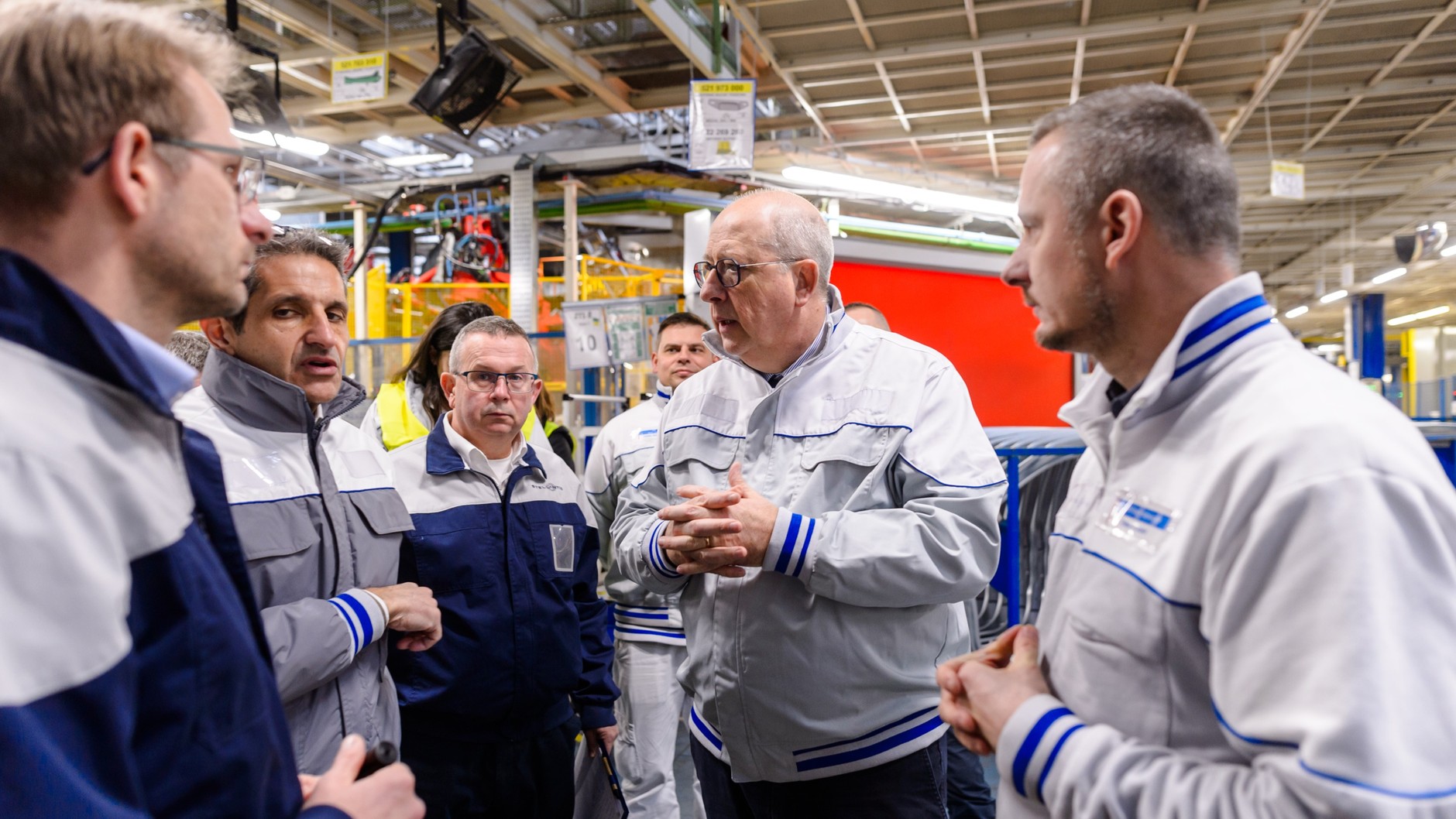 Jean-Philippe Imparato (drugi z prawej), dyrektor operacyjny koncernu Stellantis na region Rozszerzonej Europy w spawalni fabryki w Tychach (luty 2025 r.)