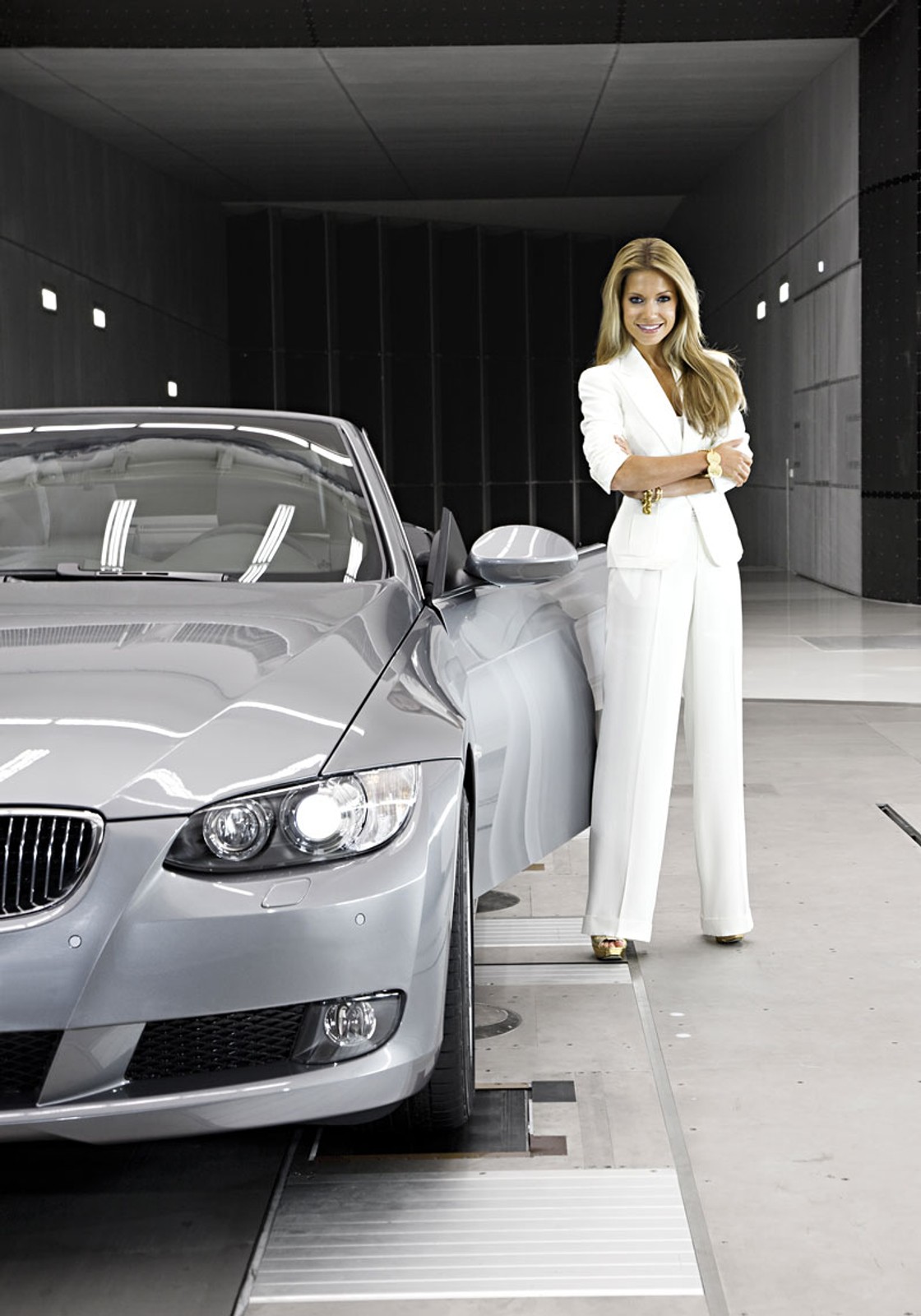 Blond bogini w tunelu aerodynamicznym BMW