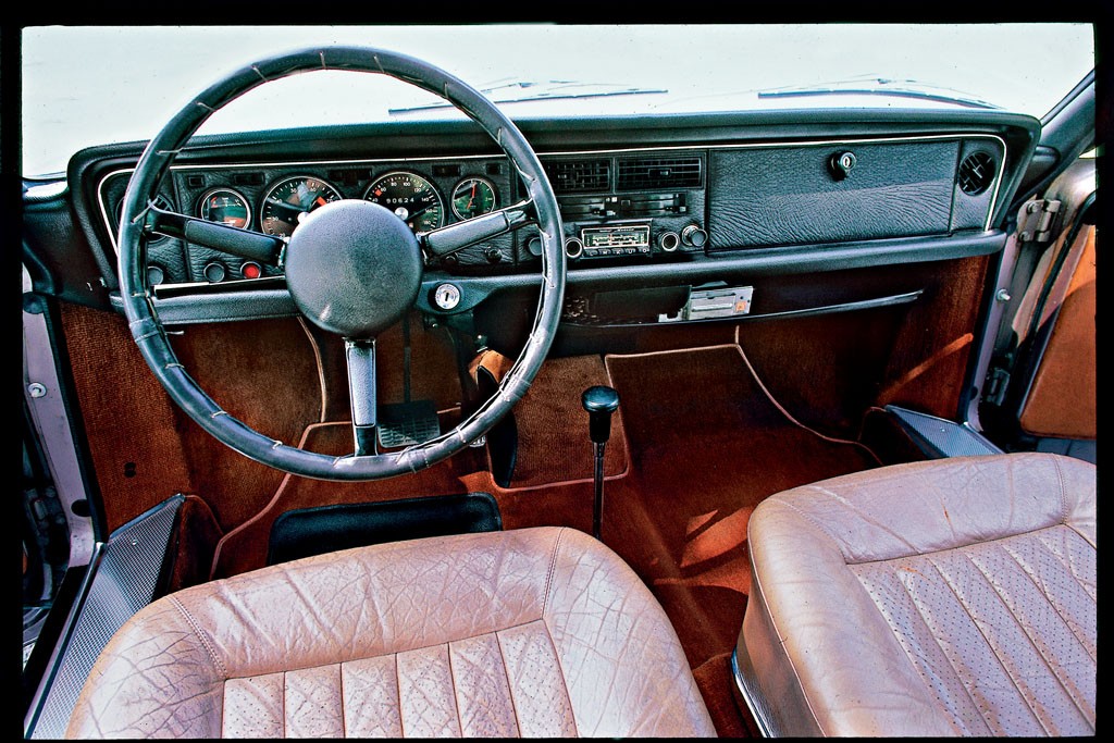 Kokpit zaprojektowany przez Clausa Luthe’a okazał się zbyt futurystyczny jak na swoje czasy. Siedzenia pokryto skórzaną tapicerką.