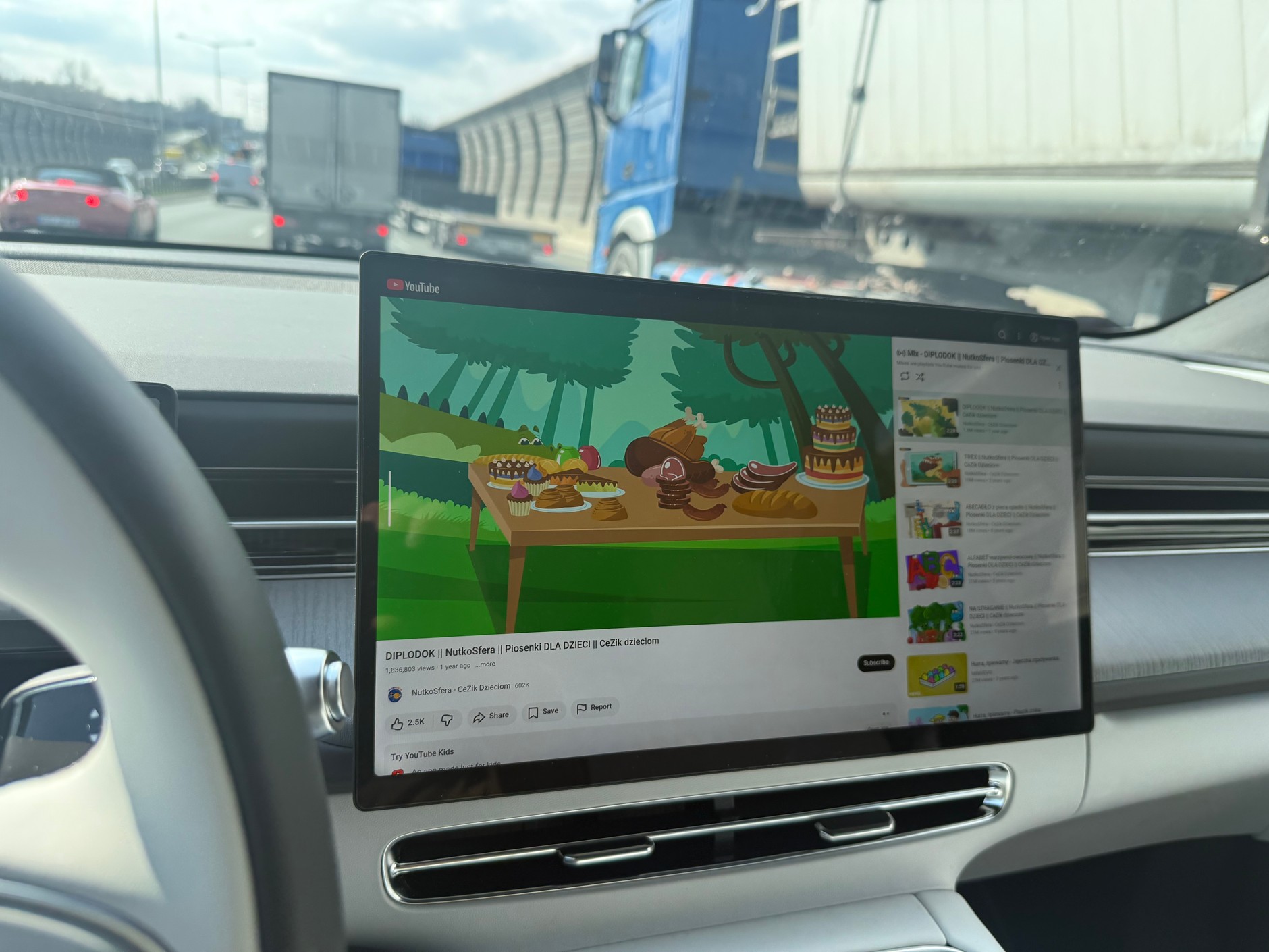 Podczas jazdy w Xpengu G6 można oglądać filmy w wysokiej jakości. Tak, podczas jazdy