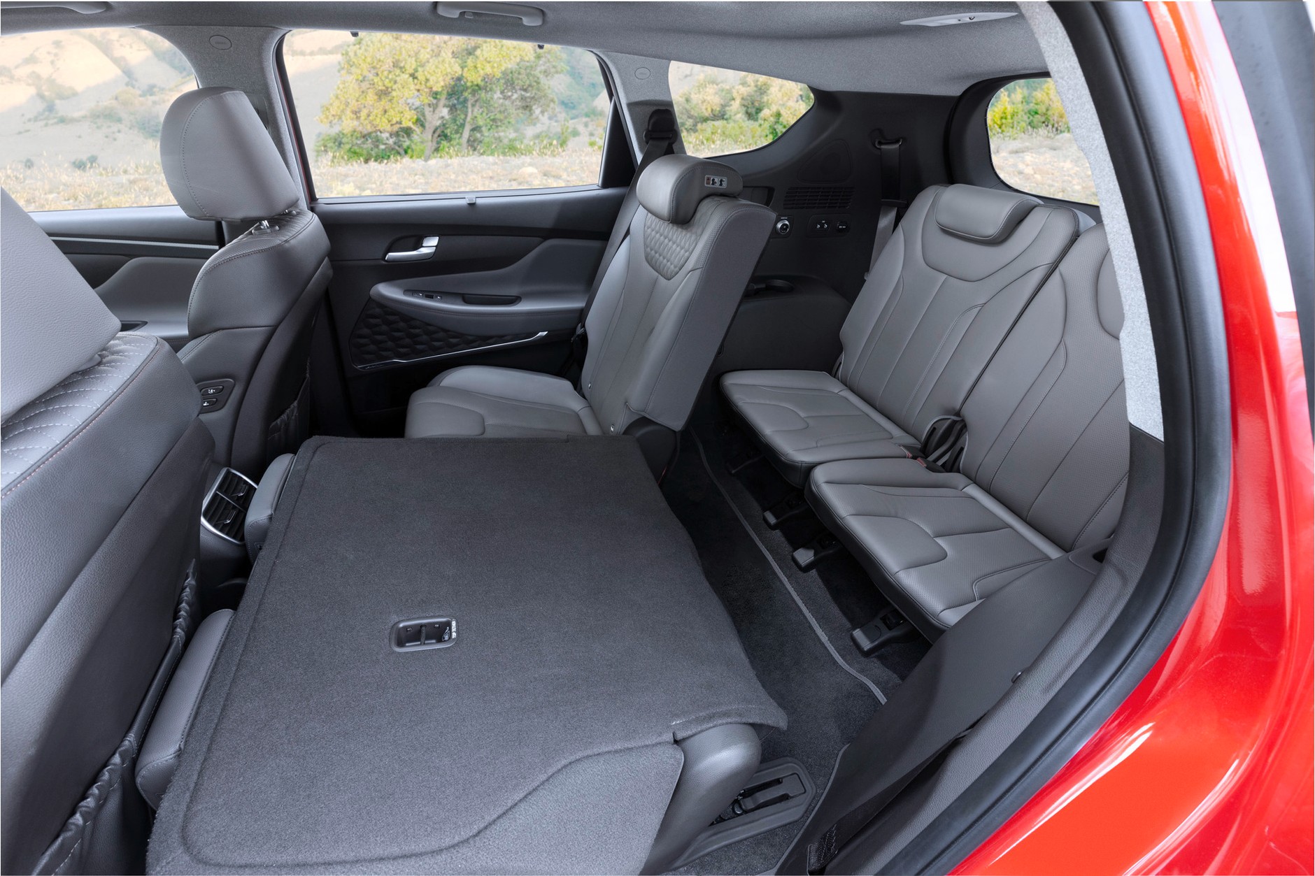 27. Hyundai Santa Fe – cena od 167 900 zł. Trzeci rząd siedzeń seryjny od wersji Executive (181 100 zł)