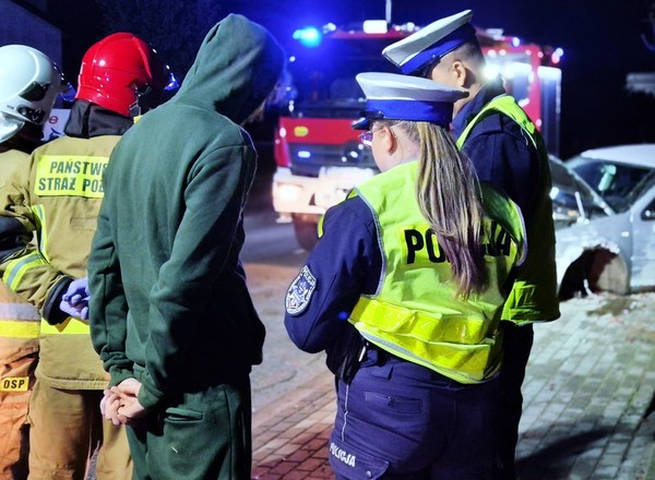 Nocny rajd nastolatka skończył się na słupie. Za naprawy rodzice zapłacą niemało