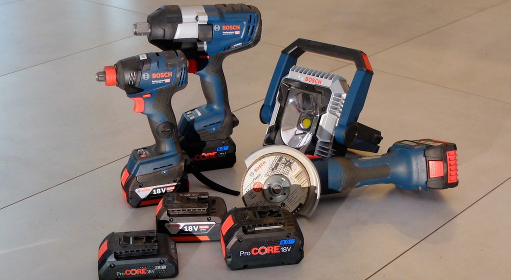 Wkręcanie, oświetlanie, cięcie – wszystko jest możliwe za pomocą narzędzi akumulatorowych Bosch Professional