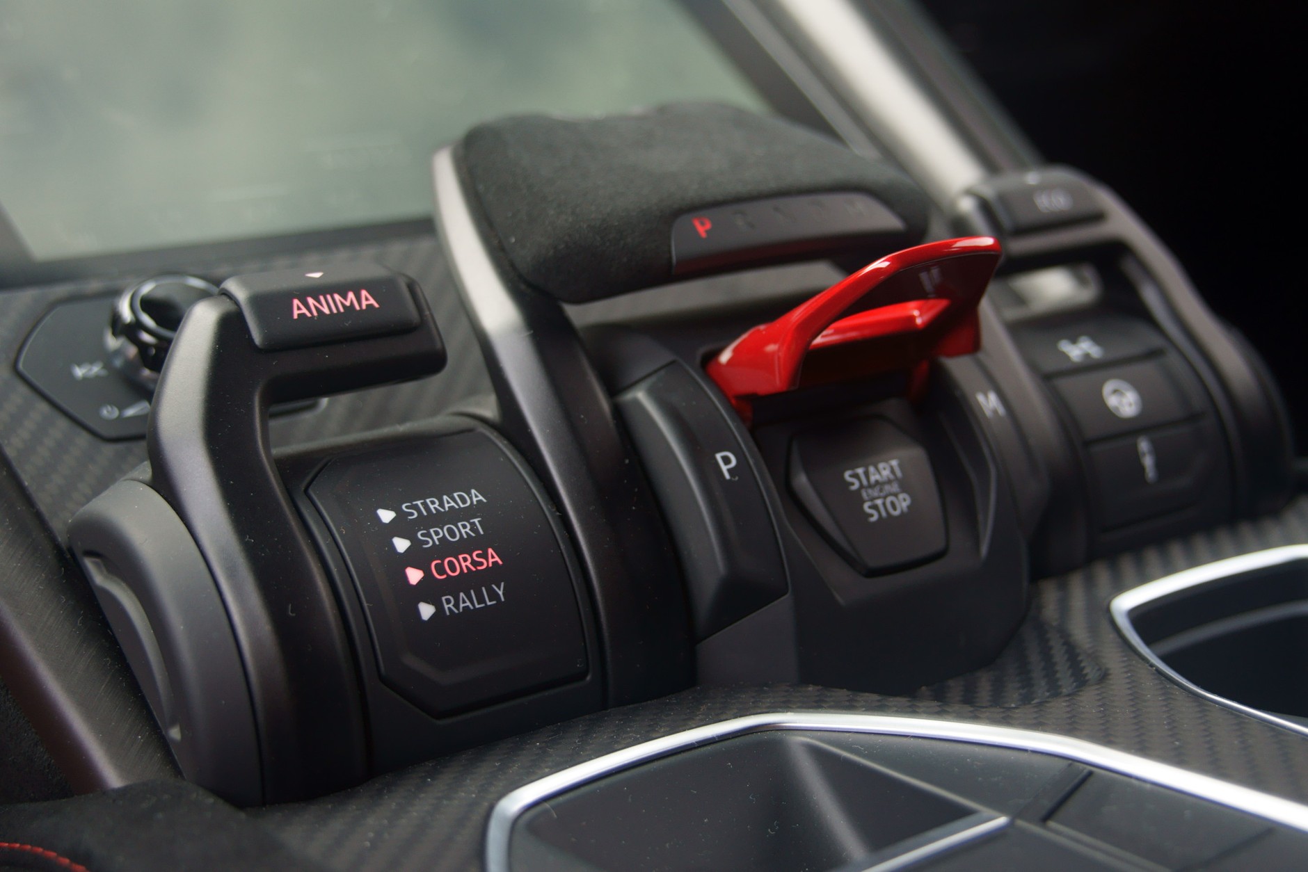 Wybierak trybów jazdy i "odbezpieczony" przycisk startera