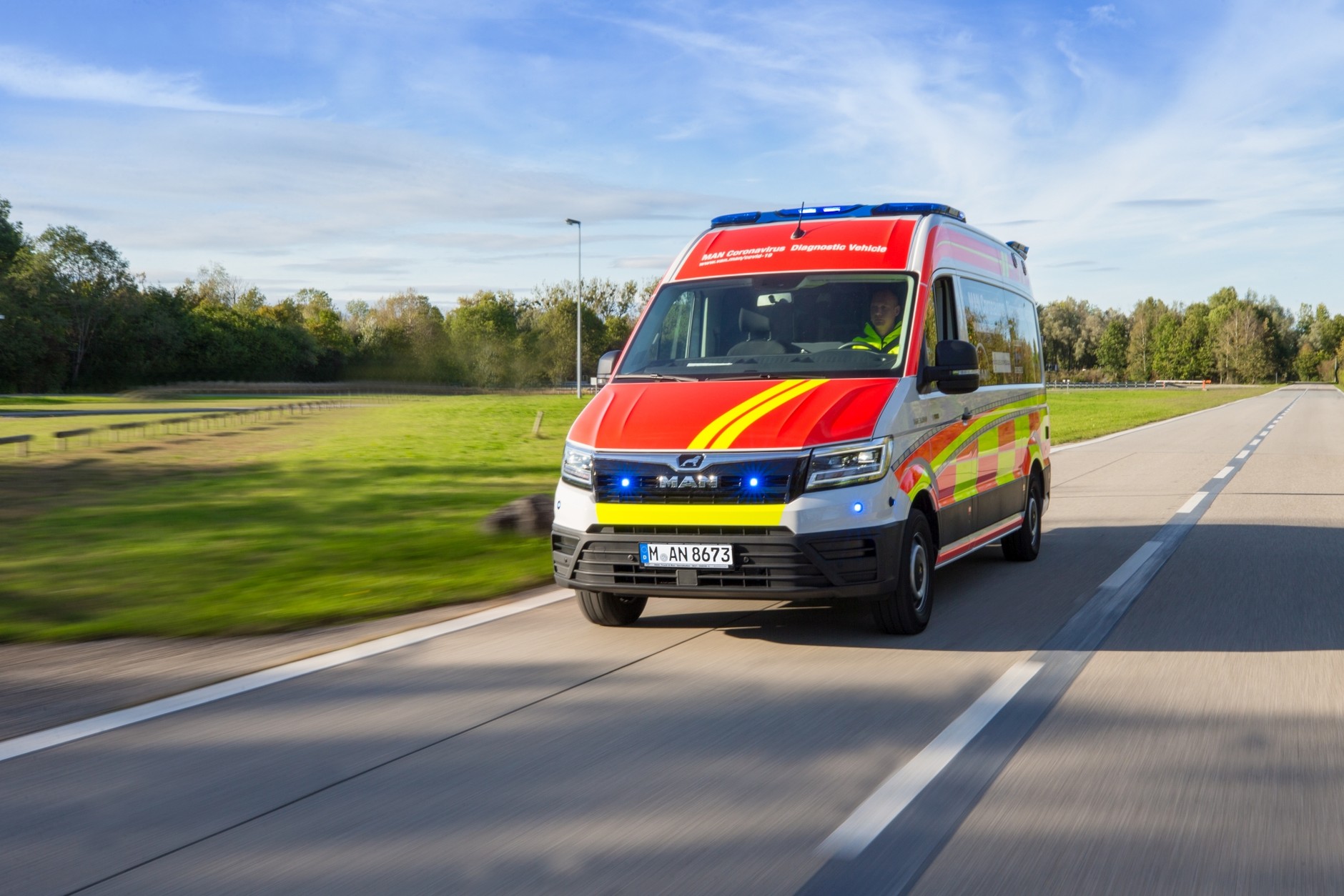 MAN TGE - samochód do testów na obecność koronawirusa