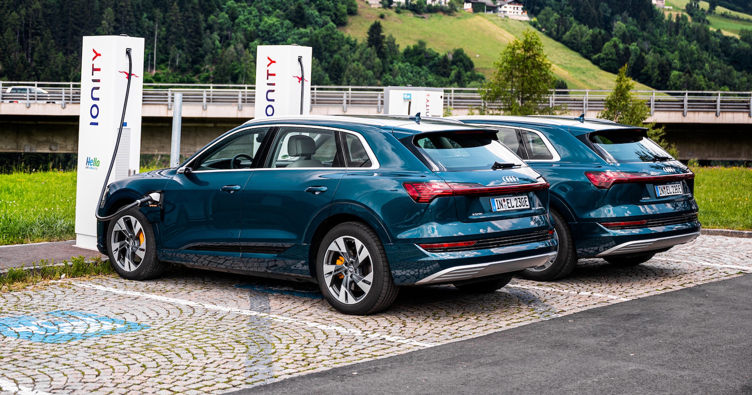 Audi e-tron na stacji IONITY