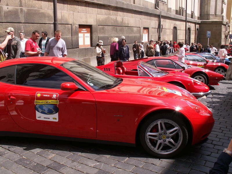 Pięćdziesiąt aut Ferrari: światowa sztafeta w Pradze!
